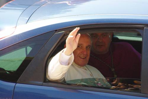 Papa Francesco e il libro sui seminaristi gay: "Nella vita sacerdotale non hanno posto"