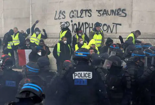 Macron chiede al premier di incontrare i gilet gialli. Ma i manifestanti dettano le condizioni