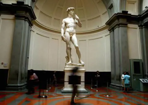 Firenze, stranieri nei musei a far da guida ai visitatori, è polemica