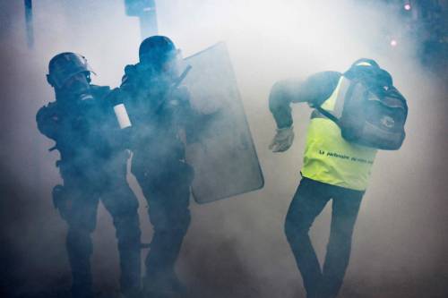I gilet gialli assediano Parigi  Ma la rivolta può diventare europea