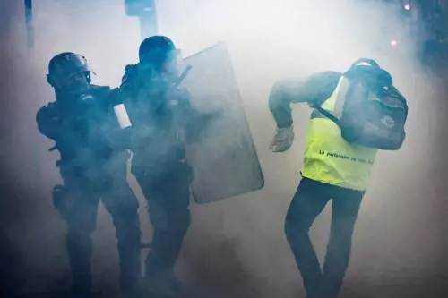 I gilet gialli assediano Parigi  Ma la rivolta può diventare europea