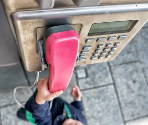 La mamma sta male e la bimba di 4 anni chiama i soccorsi