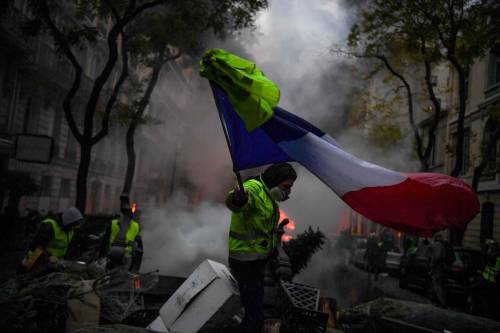 Gilet gialli, divampa la protesta: camion fermi e carenza di benzina