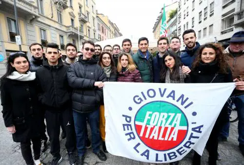 Giovani Fi raccolgono mille firme  contro la stangata sul biglietto Atm