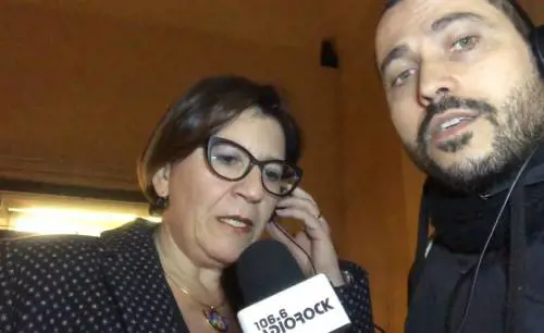 Trenta, ministra canterina: karaoke per la pace sulle note di Morandi
