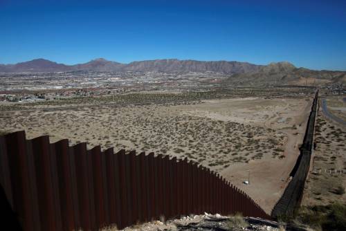Usa, Corte suprema dà il via libera al muro con il Messico