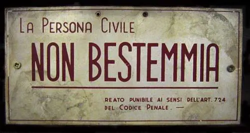 Multa di 400 euro a chi bestemmia per strada