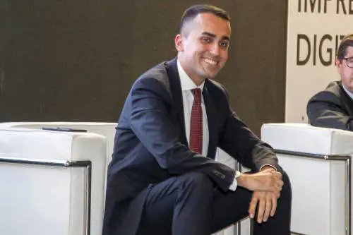 Li chiama "lungosoggiornanti". Così Di Maio dà il reddito di cittadinanza agli stranieri