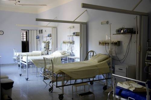 Monza, cade in ospedale e muore: indagati 4 medici