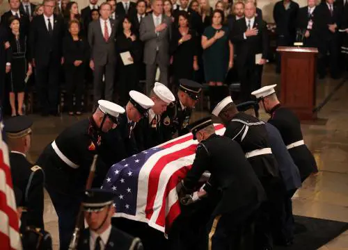 Trump rende omaggio a Bush