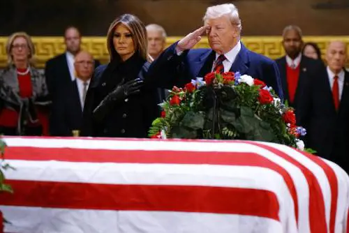 Trump sull'attenti per rendere omaggio a Bush