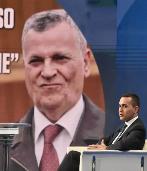 La versione di Di Maio: "Azienda messa in liquidazione, io devo dedicarmi ai cittadini"