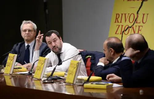 "Non hai paura di fare la fine del tuo omonimo?". A Mentana Salvini risponde così