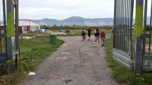 Nel campo rom senza acqua, senza bagni e colmo di rifiuti