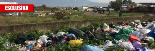 Nel campo rom abusivo, tra i rifiuti, senza acqua e senza bagni