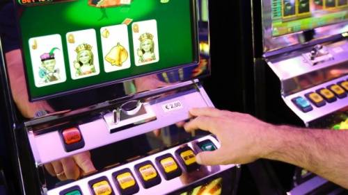 Taranto, vince dieci euro alle slot-machine ma viene rapinato da un tunisino
