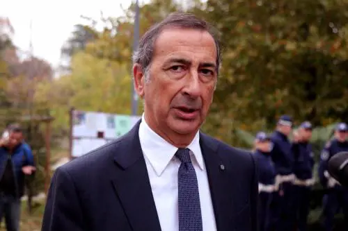 Vigili ribelli in servizio con la fascia blu