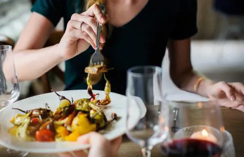 Ruba al ristorante e torna per cena: marocchino nei guai