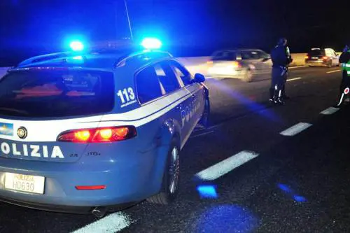 Agenti gli notificano l'espulsione, il marocchino reagisce con testate