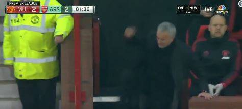 Mourinho si infuria in panchina: il portoghese spaventa una bambino