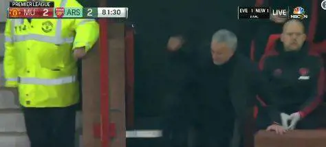 Mourinho si infuria in panchina: il portoghese spaventa una bambino