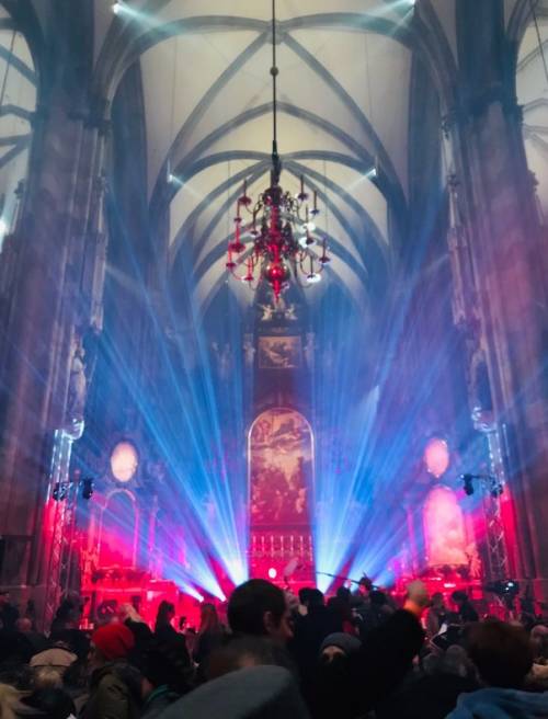 Vienna, la cattedrale diventa palcoscenico per la star pro Lgbt