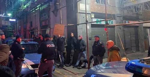 Genova, i centri sociali fanno irruzione alle cena della Lega: interviene la polizia