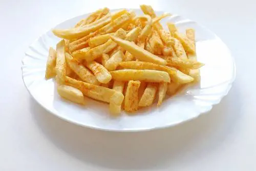 Mangia solo patatine: 17enne diventa cieco
