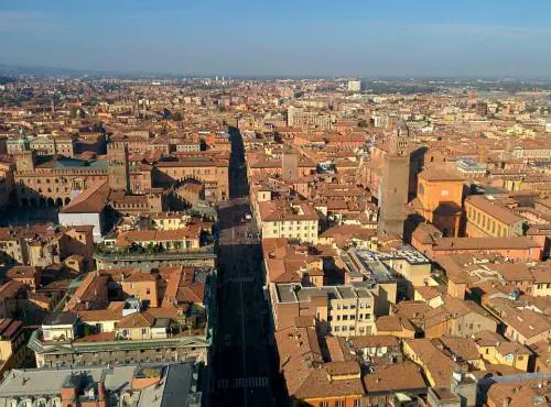 Gonfia di botte la ex e il suo nuovo fidanzato