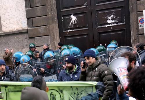 Uova sui poliziotti: la protesta dei centri sociali a Milano