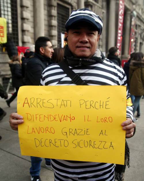 Gli striscioni degli antagonisti: la protesta dei centri sociali a Milano