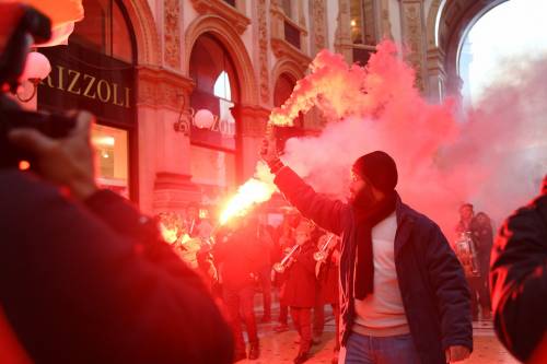 Fumogeni in Galleria: la protesta dei centri sociali a Milano