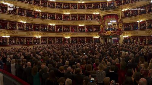 Politici e vip alla Scala. Applausi per Mattarella, colloquio Tria-Padoan