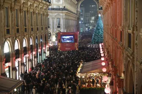 La folla in Galleria assiste alla prima dell'Attila