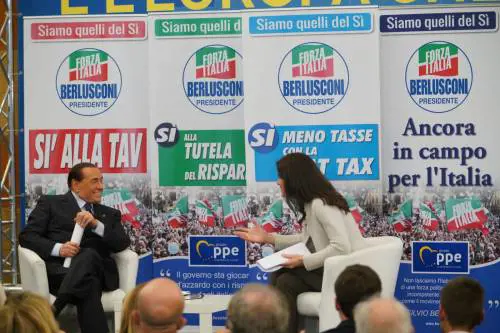 "Governo incapace: deve andare a casa. I grillini? Manco sanno pulire i cessi"