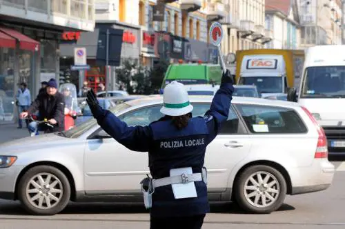 Stop alle targhe straniere: maxi multa e fermo auto a Milano