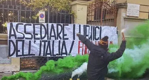 Forza Nuova "assedia" l'Anpi: "È nemica della nazione"