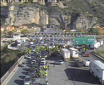 Blitz dei gilet gialli in Italia, in oltre 100 occupano la barriera dell'A10 a Ventimiglia