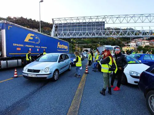 I gilet jaunes sconfinano in Italia e occupano la barriera dell'A10 a Ventimiglia