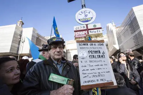 No al reddito a 5 Stelle. La Lega va in piazza contro il suo governo