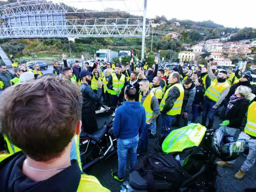 Col pugno alzato i gilet jaunes intonano l'inno italiano a Ventimiglia