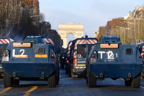 La Francia è in stato di guerra.  Schierati i blindati del Kosovo