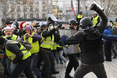 "Macron è un uomo delle banche. Ecco perché non si dimetterà"
