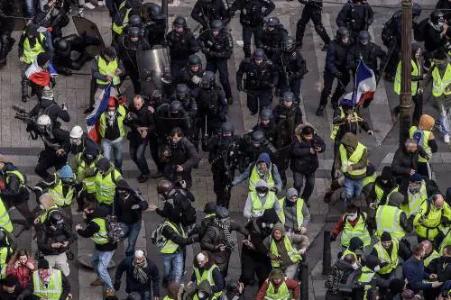 Il business dei gilet: su Amazon i prezzi volano E i fornitori (cinesi) sentitamente ringraziano