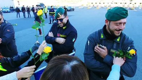 I gilet jaunes suonano "Bella ciao" sul'Autostrada e poi offrono rose gialle