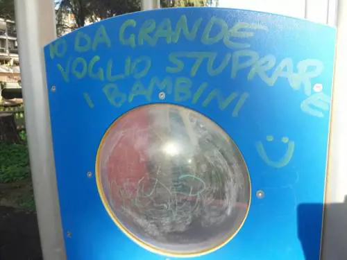 Ecco i graffiti pedopornografici apparsi nel parco giochi di Serpentara 