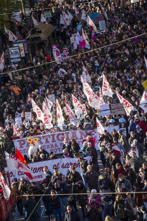 I no Tav in piazza a Torino: "I 5 Stelle resistano alla Lega"