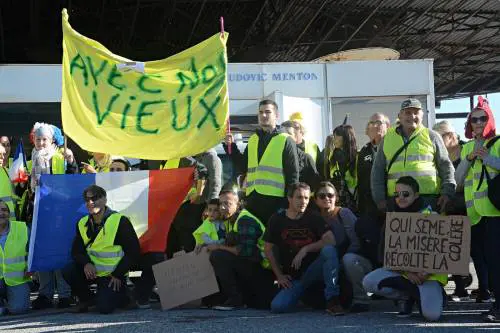 La marcia dei gilet jaunes verso la frontiera di Ventimiglia