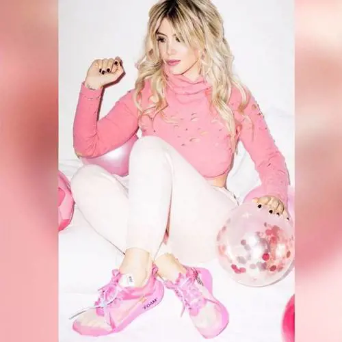 Wanda Nara si prepara a festeggiare il compleanno in tenuta sexy: "Conto alla rovescia"