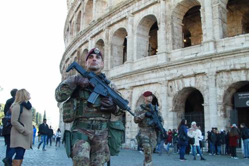 Roma, no all'esercito nelle periferie: il governo boccia l'idea della Raggi
